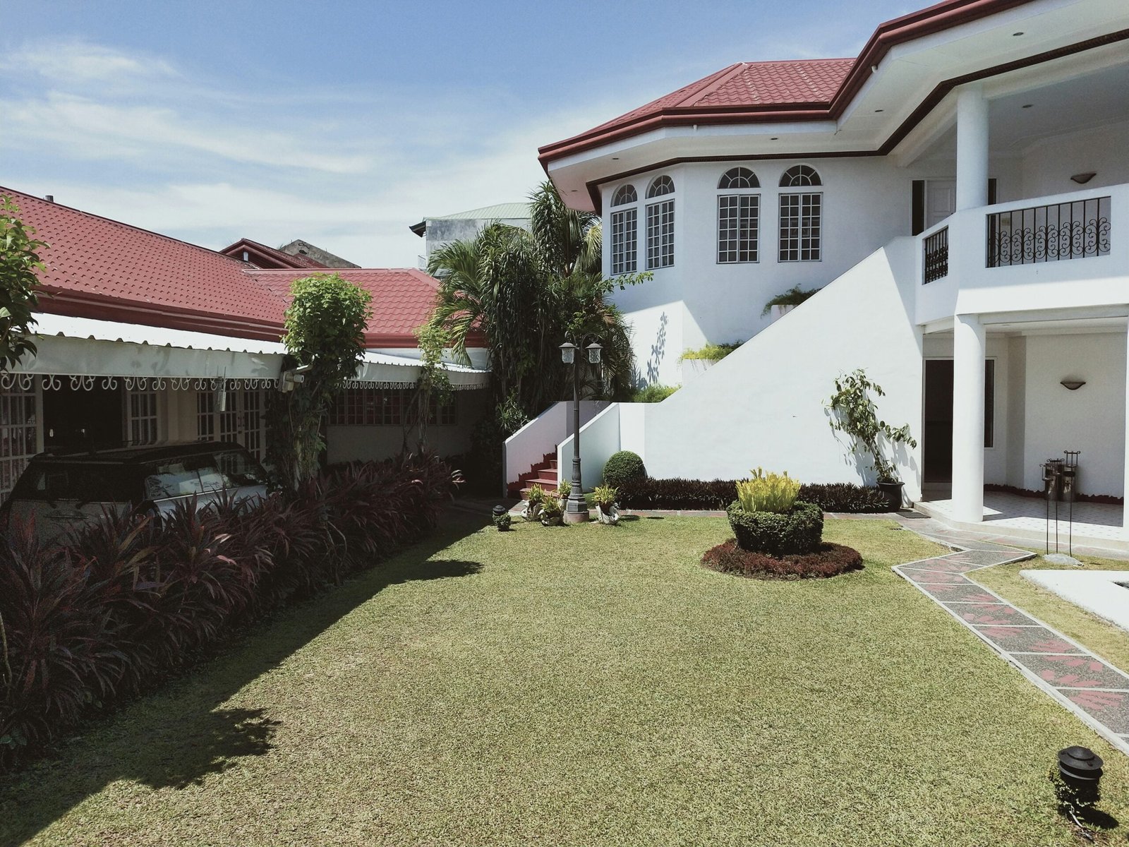 white and red mansion